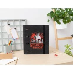 Carpeta Escolar 4 Anillas Stranger Things -Eric Ventas carpeta escolar 4 anillas stranger things 3