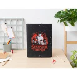 Carpeta Escolar Solapas Stranger Things -Eric Ventas carpeta escolar solapas stranger things 3