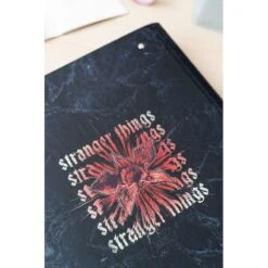 Carpeta Escolar Solapas Stranger Things -Eric Ventas carpeta escolar solapas stranger things 4