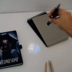 Cuaderno A5 Wednesday Addams Con Boligrafo Proyector -Eric Ventas cuaderno a5 wednesday addams con boligrafo proyector 5