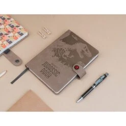 Cuaderno Premium A5 Con Boligrafo Proyector Jurassic Park 13 Cuaderno Premium A5 Con Boligrafo Proyector Jurassic Park -Eric Ventas cuaderno premium a5 con boligrafo proyector jurassic park 4