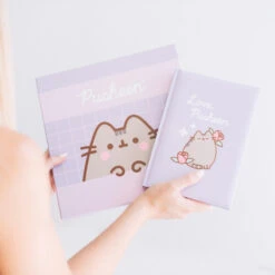 Set Cuaderno Y Boligrafo Premium Pusheen Moments -Eric Ventas set cuaderno y boligrafo premium pusheen moments 4
